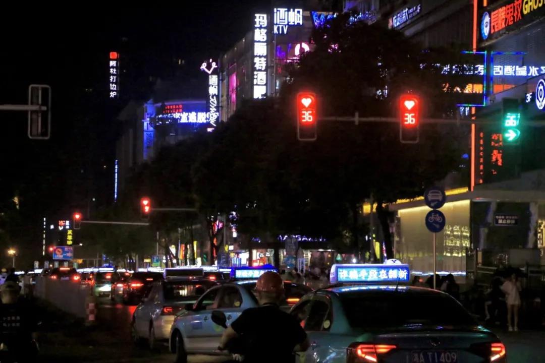 七夕長沙，愛心紅綠燈正在上演！